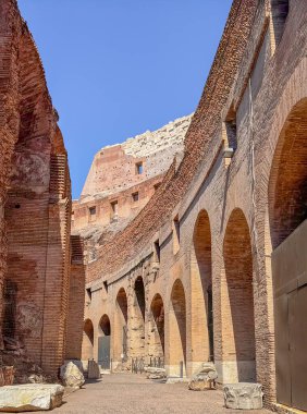 Roma, İtalya - 16 Temmuz 2024: Kolezyum. Gösteriyi yürütmek için gerekli tüm oda ve boşluklar ile, oturma yapısı ve bina arasında iç daire yürüyüş
