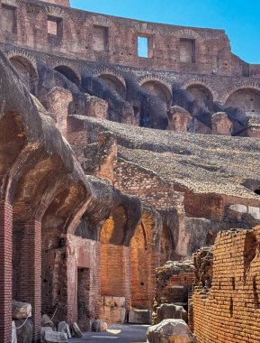 Roma, İtalya - 16 Temmuz 2024: Kolezyum. Gitmiş olan oturma bölümüne bakıyorum.