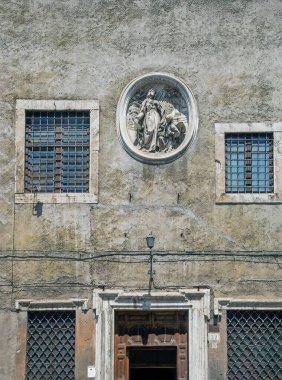 Roma, İtalya - 16 Temmuz 2024: Roma Oblate Manastırı. Kurucu elbise hakkında heykel