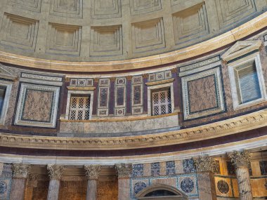 Roma, İtalya - 16 Temmuz 2024: Pantheon. Rotunda mermer duvarı ve Korint sütunlarının içinde