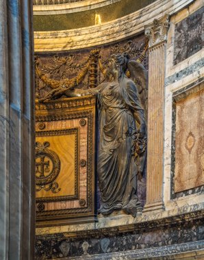 Roma, İtalya - 16 Temmuz 2024: Pantheon. Kral I. Umberto ve eşi Margherita di Savoia 'nın mezarında. Arka duvarda melek heykeli