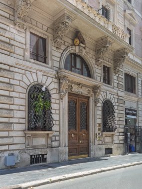 Roma, İtalya - 16 Temmuz 2024: Via Giuseppe Zanardelli 'de anıtsal girişi ve ayı heykeli olan Zanardelli Konutu. Noli tabescere, kaybolma, slogan