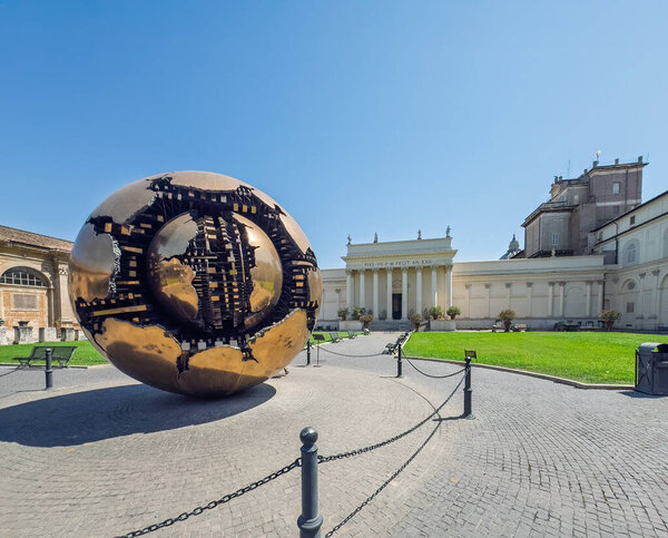 Ватикан, Рим, Италия - 16 июля 2024 года: Музей Ватикана. Статуя Spere Within Spere и здание Braco Nuovo в обратном направлении под голубым небом