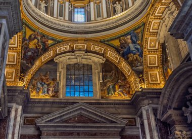 Vatikan Şehri, Roma, İtalya - 16 Temmuz 2024: Aziz Peter Bazilikası. Heykeller, tablolar, kemerler ve ışık sanatın muhteşem bir kombinasyonunu oluşturur.