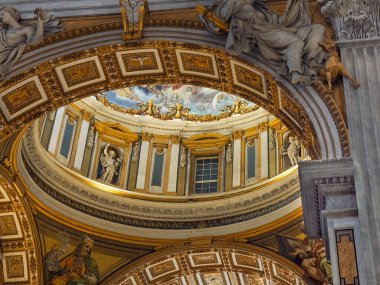 Vatikan Şehri, Roma, İtalya - 16 Temmuz 2024: Aziz Peter Bazilikası. Heykeller, tablolar, kemerler ve ışık sanatın muhteşem bir kombinasyonunu oluşturur.