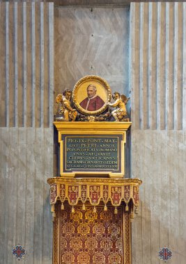 Vatikan Şehri, Roma, İtalya - 16 Temmuz 2024: Aziz Peter Bazilikası. Papa Pius XX için anıt heykel