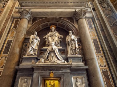 Vatikan Şehri, Roma, İtalya - 16 Temmuz 2024: Aziz Peter Bazilikası. Papa VIII. Pius 'un heykeli. Üstünde Jeus, Aziz Pater ve Paul heykeli var.