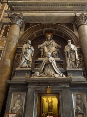 Vatikan Şehri, Roma, İtalya - 16 Temmuz 2024: Aziz Peter Bazilikası. Papa VIII. Pius 'un heykeli. Üstünde Jeus, Aziz Pater ve Paul heykeli var.