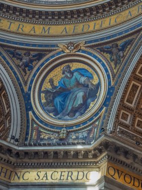 Vatikan Şehri, Roma, İtalya - 16 Temmuz 2024: Aziz Peter Bazilikası. Evangelist 'in resmi.