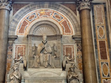 Vatikan Şehri, Roma, İtalya - 16 Temmuz 2024: Aziz Peter Bazilikası. Papa 7. Pius 'un melekleriyle heykel kompozisyonu