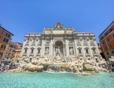 Roma, İtalya - 16 Temmuz 2024: Trevi Çeşmesi Palazzo Poli 'nin önünde