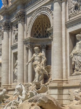 Roma, İtalya - 16 Temmuz 2024: Trevi Fountain Palazzo Poli, Biagio 'nun önünde. Titan Oceanus, iki hipokampı ve iki üst üste gelen triton tarafından çekilen bir savaş arabasıyla merkez oyuktan çıkar..