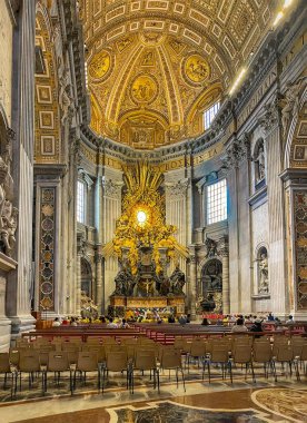 Vatikan Şehri, Roma, İtalya - 16 Temmuz 2024: Aziz Peter Bazilikası. Heybetli sunak ve kilise doktorlarının heykelleriyle Apse yolunu yarıladık. Üzerine yarım kubbe boyanmış.. 