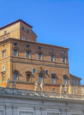 Vatikan Şehri, Roma, İtalya - 16 Temmuz 2024: Aziz Peter Meydanı, Piazza San Pietro. Kuzeydeki Bazilika basamaklarından bakan Apostolic Sarayı heykel sırasının üstündeki bina.