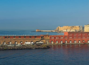 Napoli, İtalya - 17 Temmuz 2024: Liman manzarası. Palermo rıhtımı ve rıhtımında Santa Lucia 'nın bir kısmı ve arkada Ovo kalesi var.