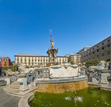 Napoli, İtalya - 17 Temmuz 2024: Fontana del Nettuno, Piazza Municipio 'daki Neptün Tanrısı' nın anısına heykel ve çeşme
