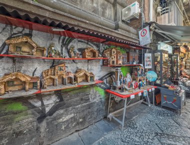 Napoli, İtalya - 17 Temmuz 2024 Via S. Gregorio Armeno, minyatür heykellerin dini ve ünlü insanların satıldığı sokak..