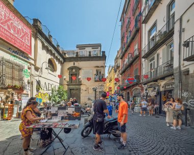 Napoli, İtalya - 17 Temmuz 2024 Via San Biagio dei Librai ve Via San Gregorio Armeno kavşağındaki alışveriş merkezi. Dükkanlar ve yukarıdaki konutlar. Yayalar