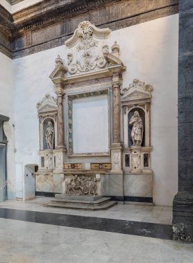Napoli, İtalya - 17 Temmuz 2024: San Severo al Pendino Kilisesi. Giovanni Alfonso Bisvallo 'nun Mezarı