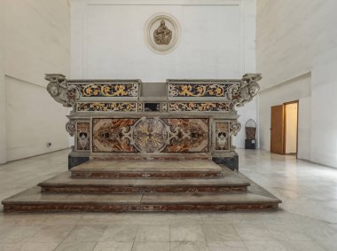 Napoli, İtalya - 17 Temmuz 2024: San Severo al Pendino Kilisesi. Sunak önünün kapanışı