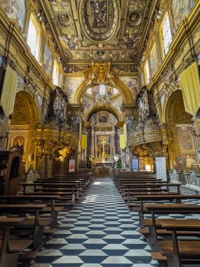 Napoli, İtalya - 17 Temmuz 2024: San Gregorio Armeno Kilisesi. Girişten çıkışa görüntüle