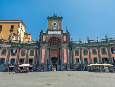 Napoli, İtalya - 17 Temmuz 2024: Ünlü saat kulesiyle Piazza Dante, Carolino delik saatinin en küçük kadranı zaman denklemini bildiriyor. 1853 'te yapılmış. Bina Foro Carolino, mimar Luigi Vanvitelli tarafından tasarlandı.
