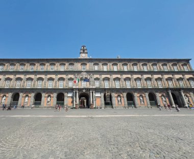 Napoli, İtalya - 17 Temmuz 2024: Piazza del Plebiscito Kraliyet Sarayı önünde