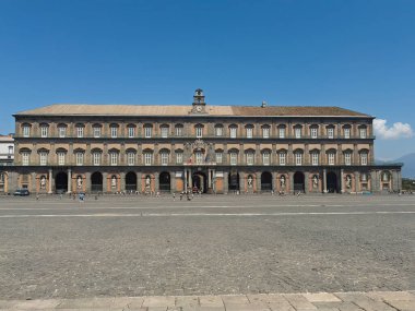Napoli, İtalya - 17 Temmuz 2024: Piazza del Plebiscito Kraliyet Sarayı önünde