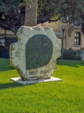 Messina, Sicilya, İtalya - 18 Temmuz 2024: Piazza del Duomo, Santa Maria Assunta Katedral Meydanı. Anıt Lavoro, İşçileri onurlandırmak için heykel heykeli, yeşil kısımda.