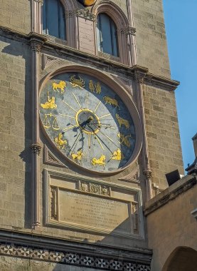 Messina, Sicilya, İtalya - 18 Temmuz 2024: Piazza del Duomo, Santa Maria Assunta Katedral Meydanı. Zodyak çemberi ve Katedral saat kulesindeki 12 sembol.