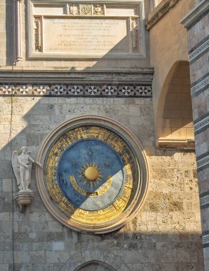 Messina, Sicilya, İtalya - 18 Temmuz 2024: Piazza del Duomo, Santa Maria Assunta Katedral Meydanı. Melek heykeli her zaman hareket halindeki günü, ayı ve yılı gösterir. Katedral saat kulesi.