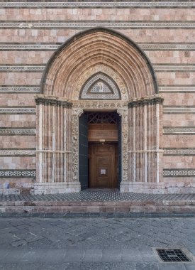 Messina, Sicilya, İtalya - 18 Temmuz 2024: Piazza del Duomo, Santa Maria Assunta Katedral Meydanı. Katedralin ön cephesinde muazzam bir giriş kapısı var.