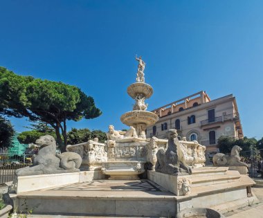 Messina, Sicilya, İtalya - 18 Temmuz 2024: Piazza del Duomo, Santa Maria Assunta Katedral Meydanı. Orion Fıskiyesi, Giovanni Angelo Montorsoli, heykeltraş masmavi gökyüzü