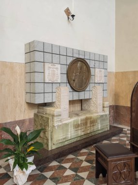 Messina, Sicilya, İtalya - 18 Temmuz 2024 Santa Maria Assunta Katedrali içinde. Francesco Fasola anıtı onu tarihteki yerel başpiskoposlardan biri olarak onurlandırdı.