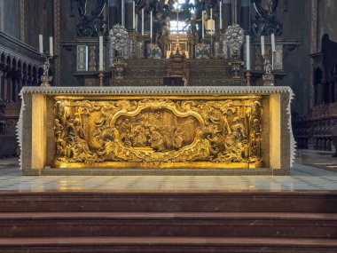 Messina, Sicilya, İtalya - 18 Temmuz 2024 Santa Maria Assunta Katedrali içinde. Madonna della Lettera 'ya adanmış sunağın önündeki altın sunak heykeli.