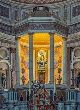 Messina, Sicilya, İtalya - 18 Temmuz 2024 Santa Maria Assunta Katedrali içinde. Sütun destekli kubbenin altında altın ışıklı tapınak içinde çocuk heykeli ve daha fazlası var.