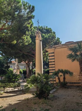 Messina, Sicilya, İtalya - 18 Temmuz 2024: Piazza Immacolata di Marmo. Obelisk anıtı, 28 Aralık 1908 'de meydana gelen ve 60.000 kişinin ölümüne neden olan yıkıcı depremi hatırlamak için yapıldı.
