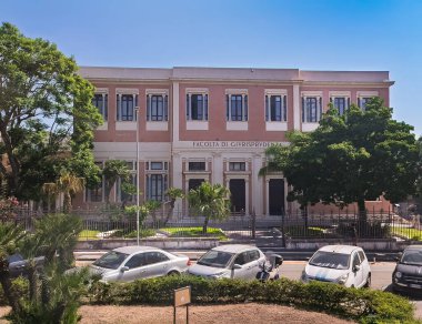 Messina, Sicilya, İtalya - 18 Temmuz 2024: Üniversite Hukuk Fakültesi binası önünde arabaları olan.