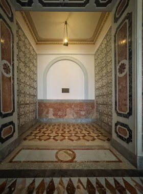 Messina, Sicilya, İtalya - 18 Temmuz 2024: Tempio di Cristo Re, Kral İsa 'nın Tapınağı. İçinde dünya savaşlarında ölen askerlerin kalıntılarını barındıran duvarları olan bir yer.