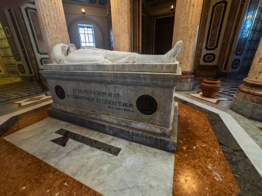 Messina, Sicilya, İtalya - 18 Temmuz 2024: Tempio di Cristo Re, Kral İsa 'nın Tapınağı. Ölen askerleri anmak için mezar heykeli: et nomen eorum vivit fin generation et generation, ve isimleri nesilden nesile yaşıyor