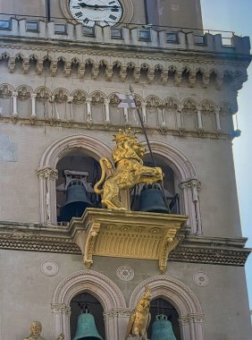 Messina, Sicilya, İtalya - 18 Temmuz 2024: Piazza del Duomo, Santa Maria Assunta Katedral Meydanı. Zil müfrezesi, saat kulesi, 4 çan arasında altın taçlı aslan heykeli.