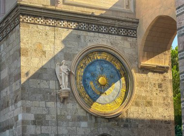 Messina, Sicilya, İtalya - 18 Temmuz 2024: Piazza del Duomo, Santa Maria Assunta Katedral Meydanı. Melek heykeli her zaman hareket halindeki günü, ayı ve yılı gösterir. Katedral saat kulesi.