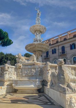 Messina, Sicilya, İtalya - 18 Temmuz 2024: Piazza del Duomo, Santa Maria Assunta Katedral Meydanı. Orion Fıskiyesi, Giovanni Angelo Montorsoli, heykeltraş masmavi gökyüzü