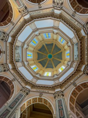 Messina, Sicilya, İtalya - 18 Temmuz 2024: Tempio di Cristo Re, Kral İsa 'nın Tapınağı. İçerde, Kubbe 'nin içine bakarken, kutsal bir kutsallık mıknatısı ve terribilis et terribilis super omnes qui in Ciritu eius sunt' un, Azizler Konseyi 'nde,