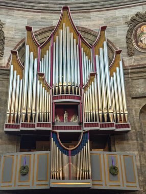 Kopenhag, Danimarka - 20 Aralık 2025: Marmorkirken veya Frederiks Kilisesi 'nin modern organı, balkonlu büyük bir niş önünde ele geçirildi