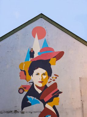 Tromso, Norveç - 23 Aralık 2025: Nordre Tollbodgate şehir merkezindeki ev duvarına kadın portreleri