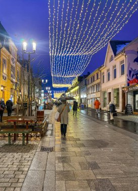 Tromso, Norveç - 23 Aralık 2025 Storgata 'da Noel ışıklandırması, alışveriş caddesi