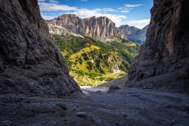 Güzel uçurum uçurumları, yeşil orman vadisi manzarası, Val de Setus kanyonu geçidi, Güney Tyrol, İtalya turizmi, Avrupa 'yı gezmek..