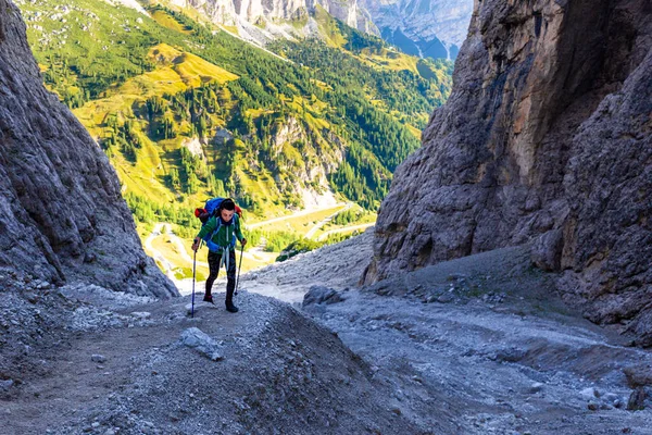 Jeune Femme Alpiniste Touristique Montant Randonnée Rocheuse Alta Sentier Sous — Photo