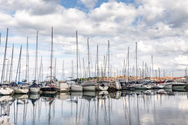 Marina rıhtımı tekneleri Izola kasabası, Slovenya, Adriyatik denizi, Avrupa seyahati.